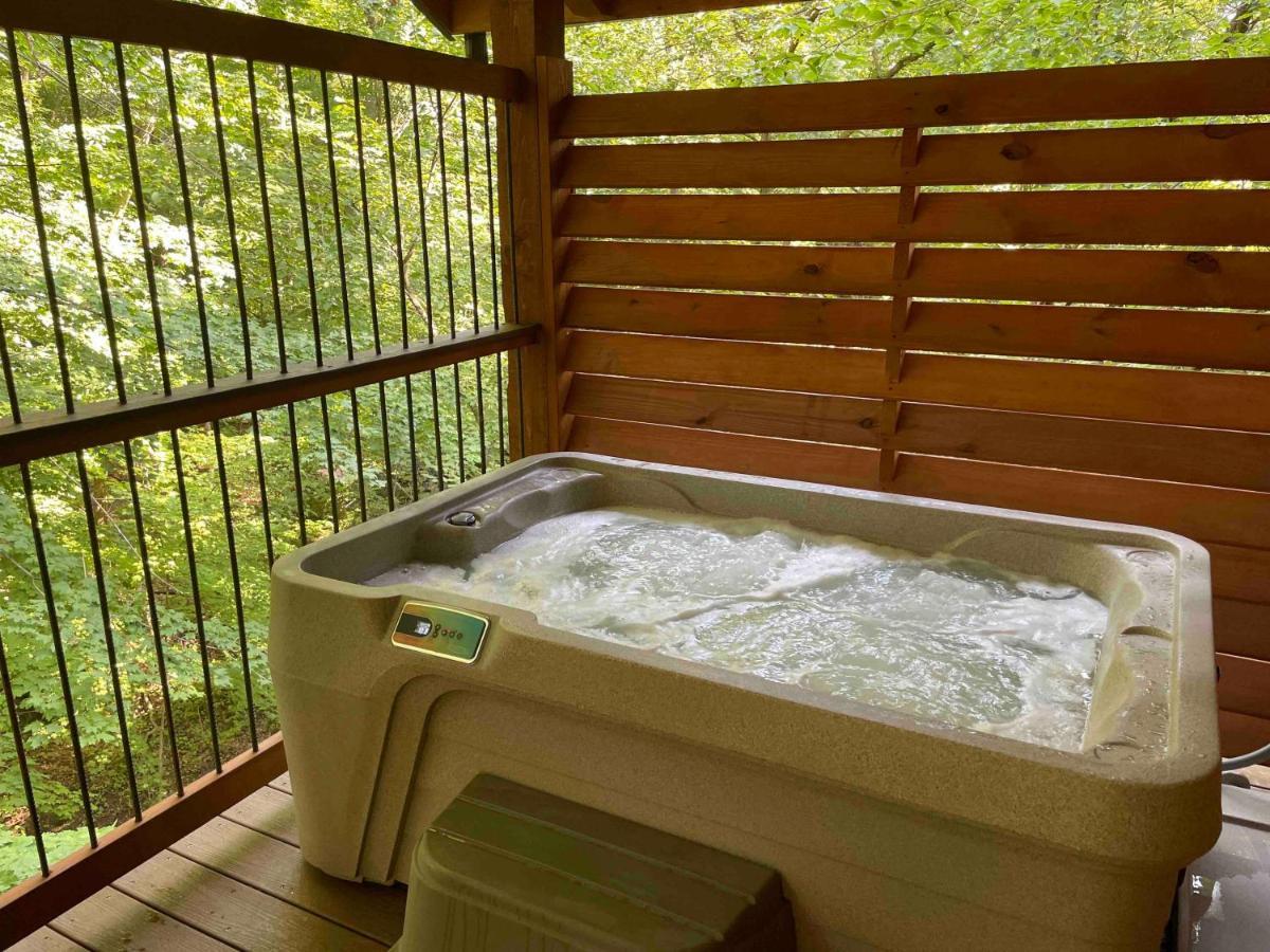 Cricket Hill Treehouse By Amish Country Lodging Millersburg Exterior photo